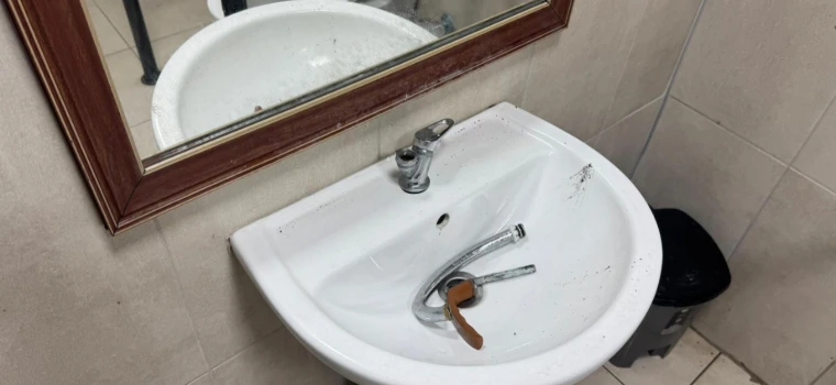 SARAY’DA BELEDİYE TUVALETLERİ TAHRİP EDİLDİ