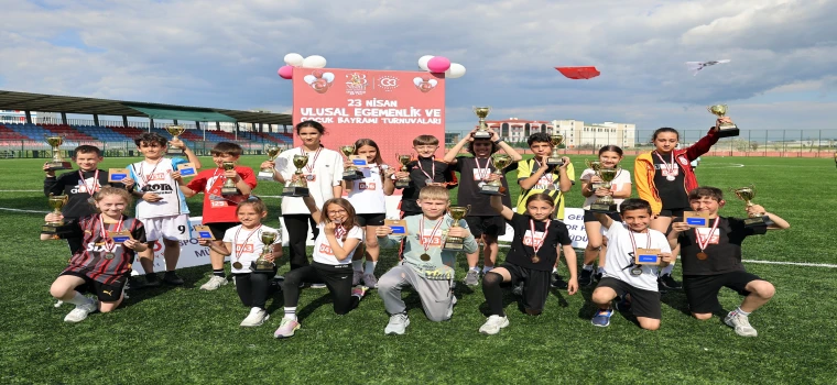 ATLETİZM YARIŞMALARI NEFES KESTİ