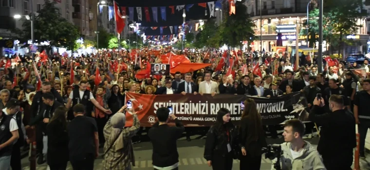 ÇERKEZKÖY’DE 19 MAYIS GECESİ BİNLERCE KİŞİ ŞEHİTLER İÇİN YÜRÜDÜ