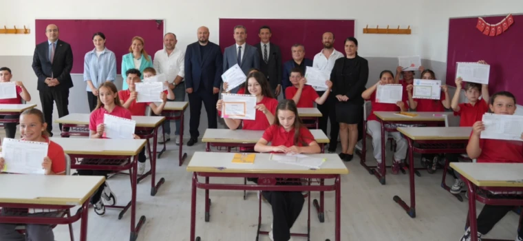 BAŞKAN TOPAK, ÖĞRENCİLERİN KARNE COŞKUSUNA ORTAK OLDU