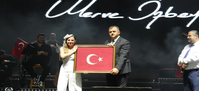 Saray’da 30 Ağustos coşkusu Merve Özbey’le zirve yaptı