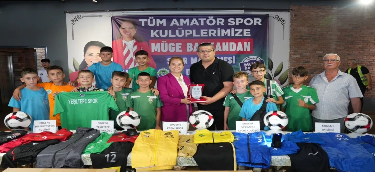 Başkan Topak’tan spor kulüplerine malzeme desteği
