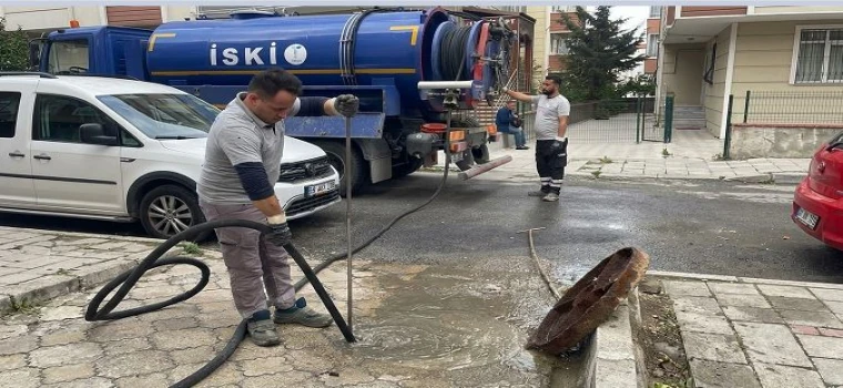 Yeni asfaltlanan Cadde pis suyla kaplandı