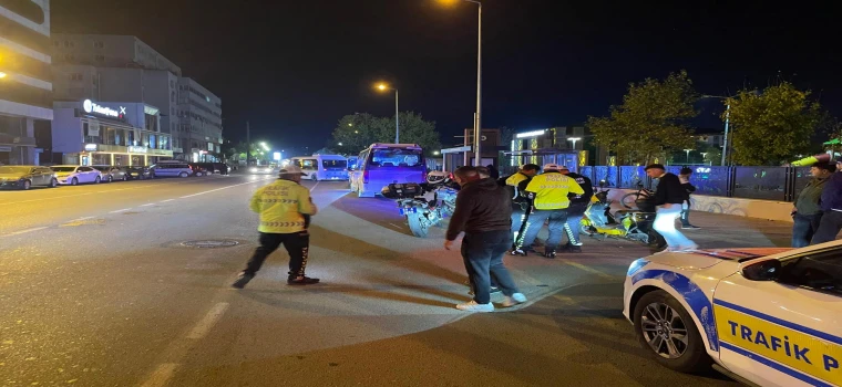 Açılan minibüs kapısına çarptı
