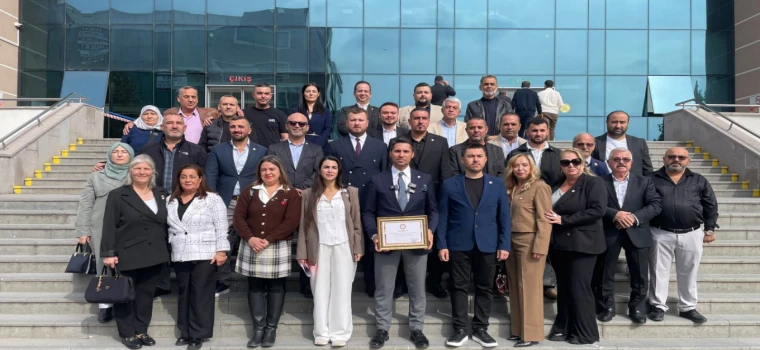 Çolak mazbatasını aldı: “Yeni Parti sahalarda olacak”