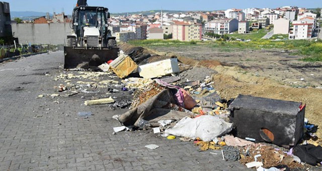 ÇÖP YIĞINLARI ORTADAN KALDIRILIYOR