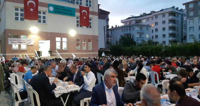 HAYIRSEVER KARAGÖZ ÇİFTİNDEN GENİŞ KATILIMLI İFTAR