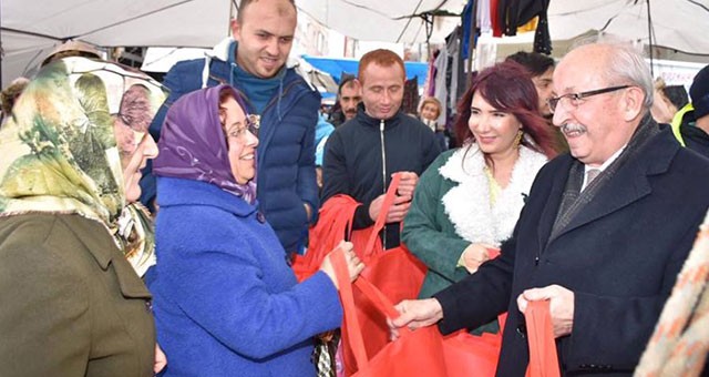 BAŞKAN ALBAYRAK, BEZ TORBA DAĞITMAYA DEVAM EDİYOR