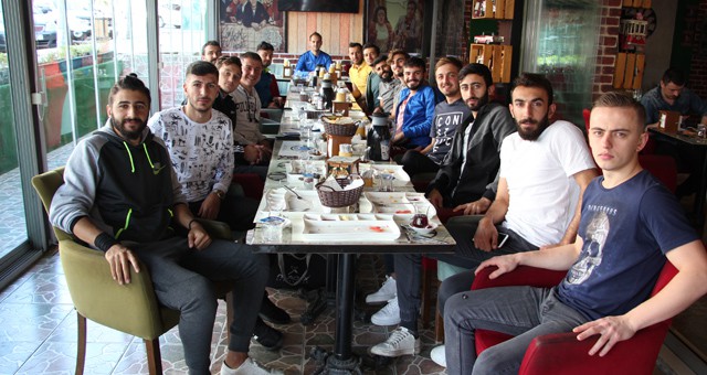 KIZILPINARSPOR’A MAÇ ÖNCESİ MORAL KAHVALTISI