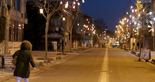 AĞAÇ FENERLERİ İLE SÜSLENDİ