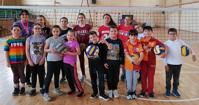 MİNİK SPORCULAR VOLEYBOL ÖĞRENİYOR