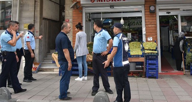 ZABITA, KALDIRIM İŞGALİ YAPAN ESNAFLARIN EŞYALARINA EL KOYDU