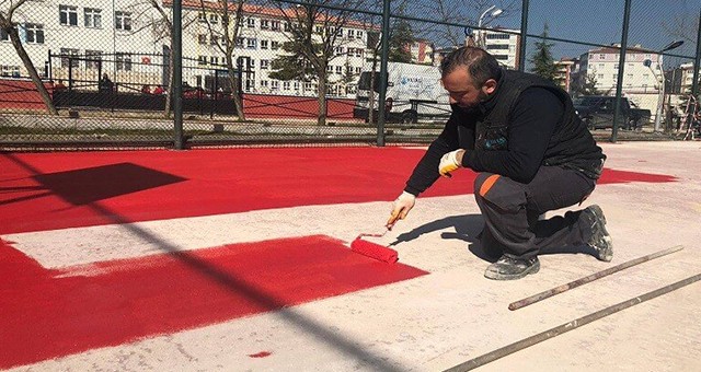 KAPAKLI’DA BASKETBOL SAHALARININ ZEMİNLERİ YENİLENİYOR