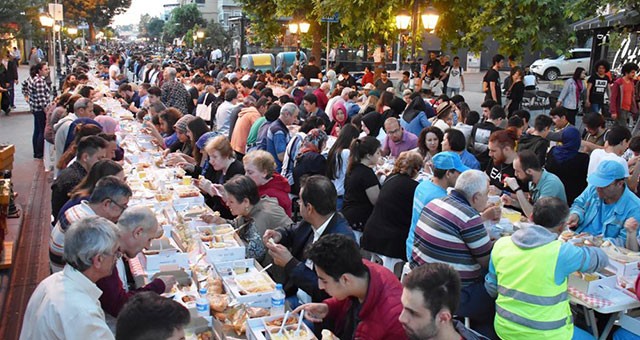 BİNLERCE VATANDAŞ GÖNÜL SOFRASINDA BULUŞTU