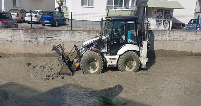 PLAJIN ARDINDAN DEREDE DE TEMİZLİK BAŞLATILDI