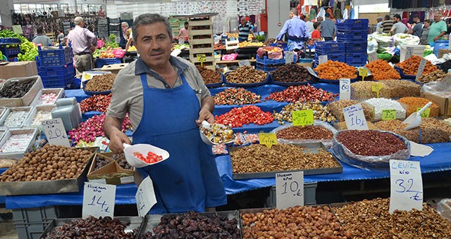 BAYRAM ŞEKERLERİ TEZGAHLARI SÜSLÜYOR