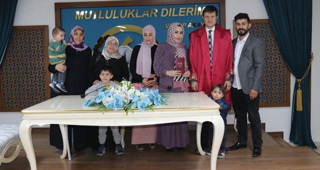 İLK NİKAHINI KIYDI