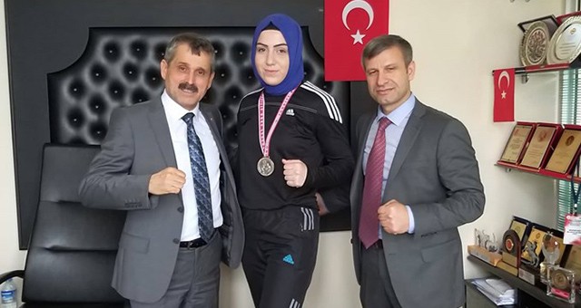 TEKİRDAĞLI KADIN BOKSÖR TÜRKİYE 2’NCİSİ OLDU