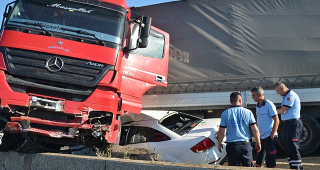 KONTROLÜNÜ KAYBEDEN TIR, OTOMOBİLİ ALTINA ALDI