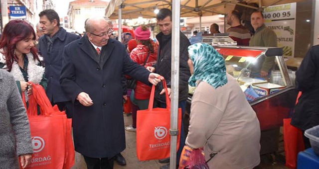 BÜYÜKŞEHİRİN BEZ TORBA DAĞITIMI SÜRÜYOR