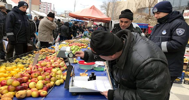 ALDIKLARI ÜRÜNLERİ BİR DE KENDİLERİ TARTIYOR