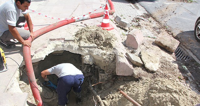 ATATÜRK CADDESİ’NDE SU BORUSU PATLADI