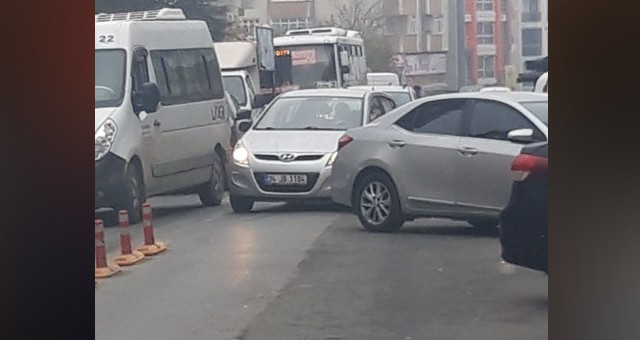 YOL ORTASINA BIRAKILAN ARAÇ TRAFİĞİ DURMA NOKTASINA GETİRDİ