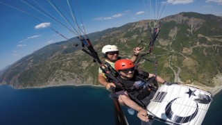 600 METRE YÜKSEKLİKTE DAVUL ÇALIP ŞARKI SÖYLEDİ