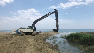 BÜYÜKŞEHİRDEN DERE ISLAHI VE İLAÇLAMA ÇALIŞMALARI