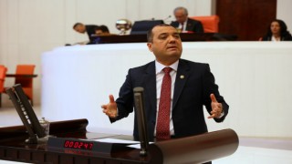 “OKULLARA TÜRK BAYRAĞI ASTIRAN ÖĞRETMENİN YANINDAYIZ”