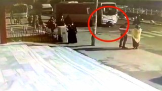 KARŞIDAN KARŞIYA GEÇMEYE ÇALIŞAN KADIN, MİNİBÜSÜN ALTINDA CAN VERDİ