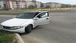 DİREKSİYON HAKİMİYETİNİ KAYBEDEN SÜRÜCÜ KALDIRIMA ÇARPARAK DURABİLDİ