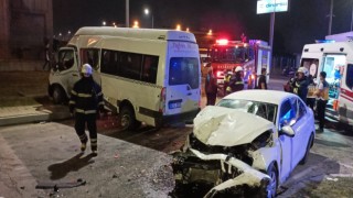 SERVİS MİNİBÜSÜ İLE OTOMOBİL KAVŞAKTA ÇARPIŞTI