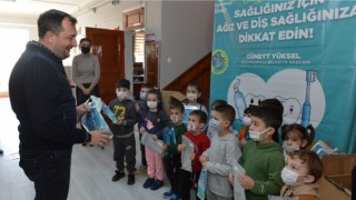 BAŞKAN YÜKSEL MİNİK ÖĞRENCİLERE DİŞ BAKIM SETİ HEDİYE ETTİ