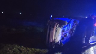 YAYAYA ÇARPMAMAK İÇİN FREN YAPAN ARAÇ ŞARAMPOLE YUVARLANDI: 2 YARALI