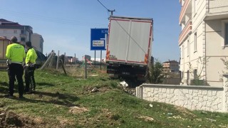 DİREKSİYON HAKİMİYETİNİ KAYBEDEN TIR SÜRÜCÜSÜ EVE ÇARPMAKTAN SON ANDA KURTULDU