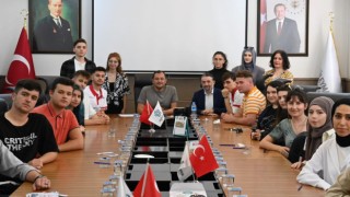 BAŞKAN YÜKSEL İNDİRİM GÜNLERİNDE GÖREV ALACAK REHBER GENÇLERLE BULUŞTU