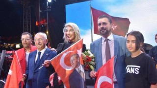 HANDE YENER’DEN ALKIŞ ALAN PERFORMANS