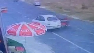 MOTOSİKLETLİYE ÇARPTIKTAN SONRA OLAY YERİNDEN KAÇTI