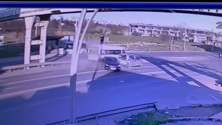 KIRMIZI IŞIKTA DURAN ARACA ÇARPTI