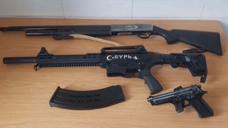 KAPAKLI'DA HUZUR UYGULAMASINDA UYUŞTURUCU VE SİLAH ELE GEÇİRİLDİ