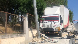 AYDINLATMA DİREĞİNE ÇARPARAK DURABİLDİ