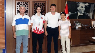 BAŞKAN AKAY ŞAMPİYON SPORCUYU AĞIRLADI