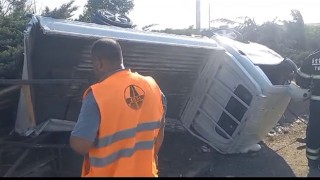 TAKLA ATAN KAMYONETTEKİ 3 KİŞİ YARALANDI