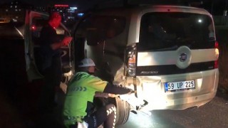 OTOMOBİLİNİN TEKERİ SIKIŞAN SÜRÜCÜYE POLİS YARDIM ETTİ