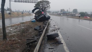 KAYGANLAŞAN YOLDA REFÜJE ÇARPAN ARAÇ, BARİYERLERE ASILI KALDI