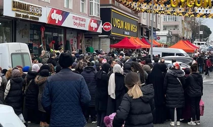 ÇERKEZKÖY’DE BİR AVM AÇILIŞINDA UZUN KUYRUK OLUŞTU