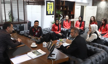 KADIN FUTBOL TAKIMINDAN BAŞKAN ÇETİN’E ZİYARET