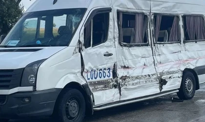 KAMYONLA SERVİS ÇARPIŞTI: 1 YARALI