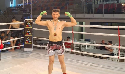 ÇERKEZKÖYLÜ SPORCU RAKİBİNİ TEK VURUŞLA İNDİRDİ